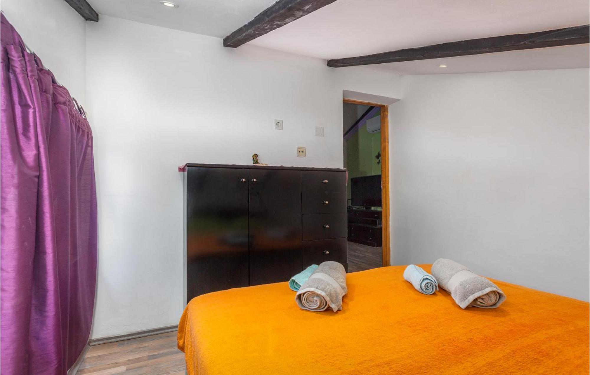 2 Bedroom Amazing Apartment In Njivice Kültér fotó