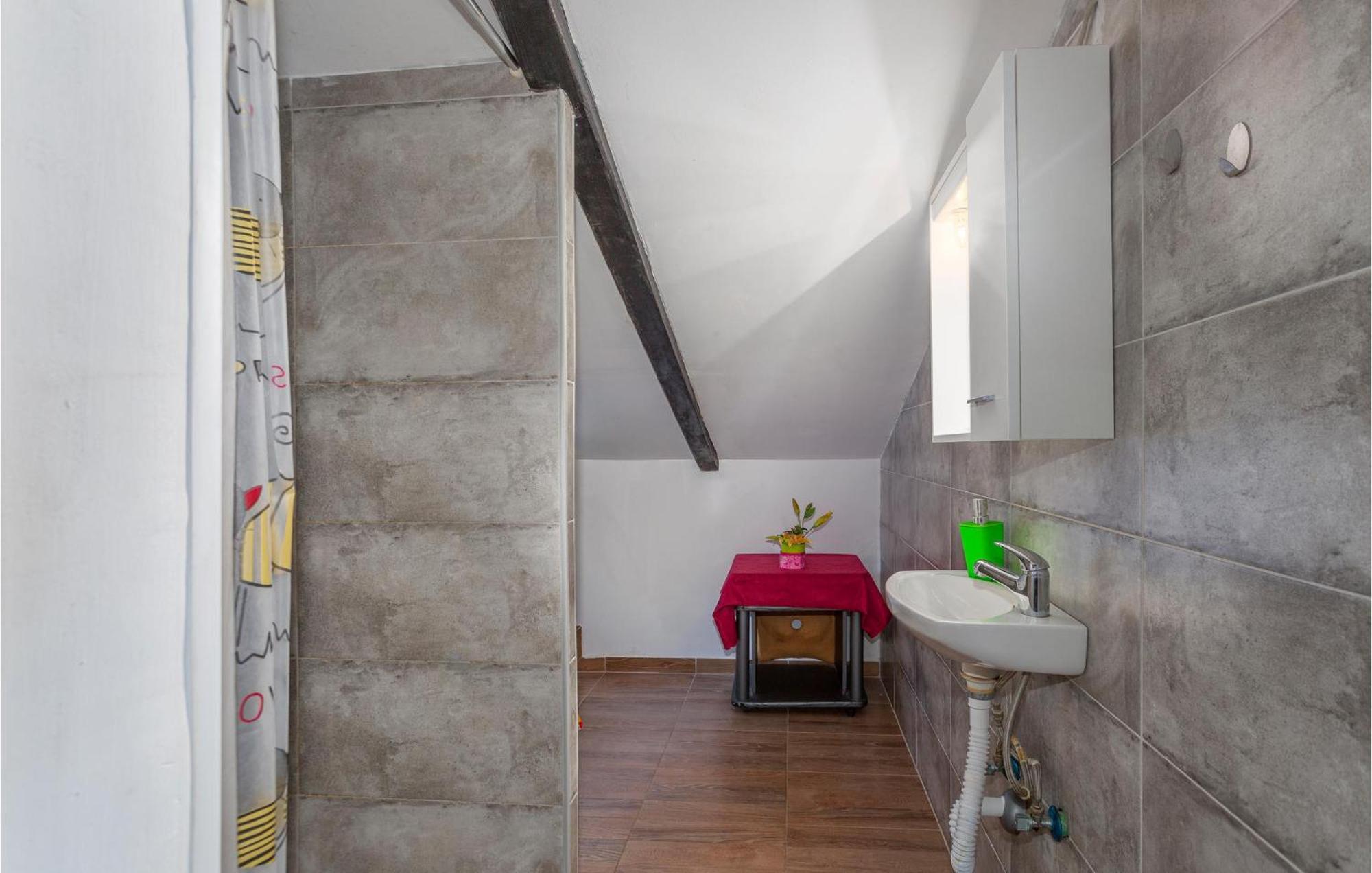 2 Bedroom Amazing Apartment In Njivice Kültér fotó