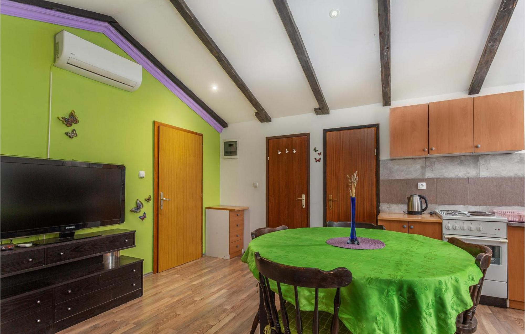 2 Bedroom Amazing Apartment In Njivice Kültér fotó