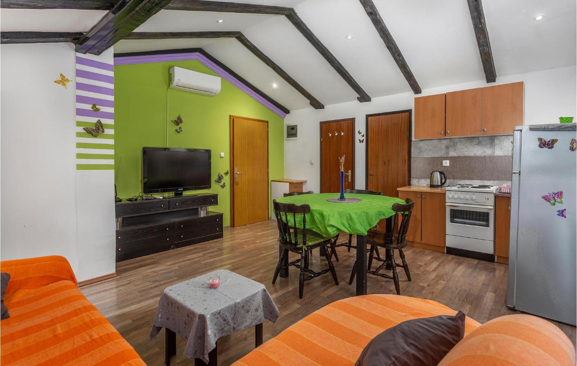 2 Bedroom Amazing Apartment In Njivice Kültér fotó