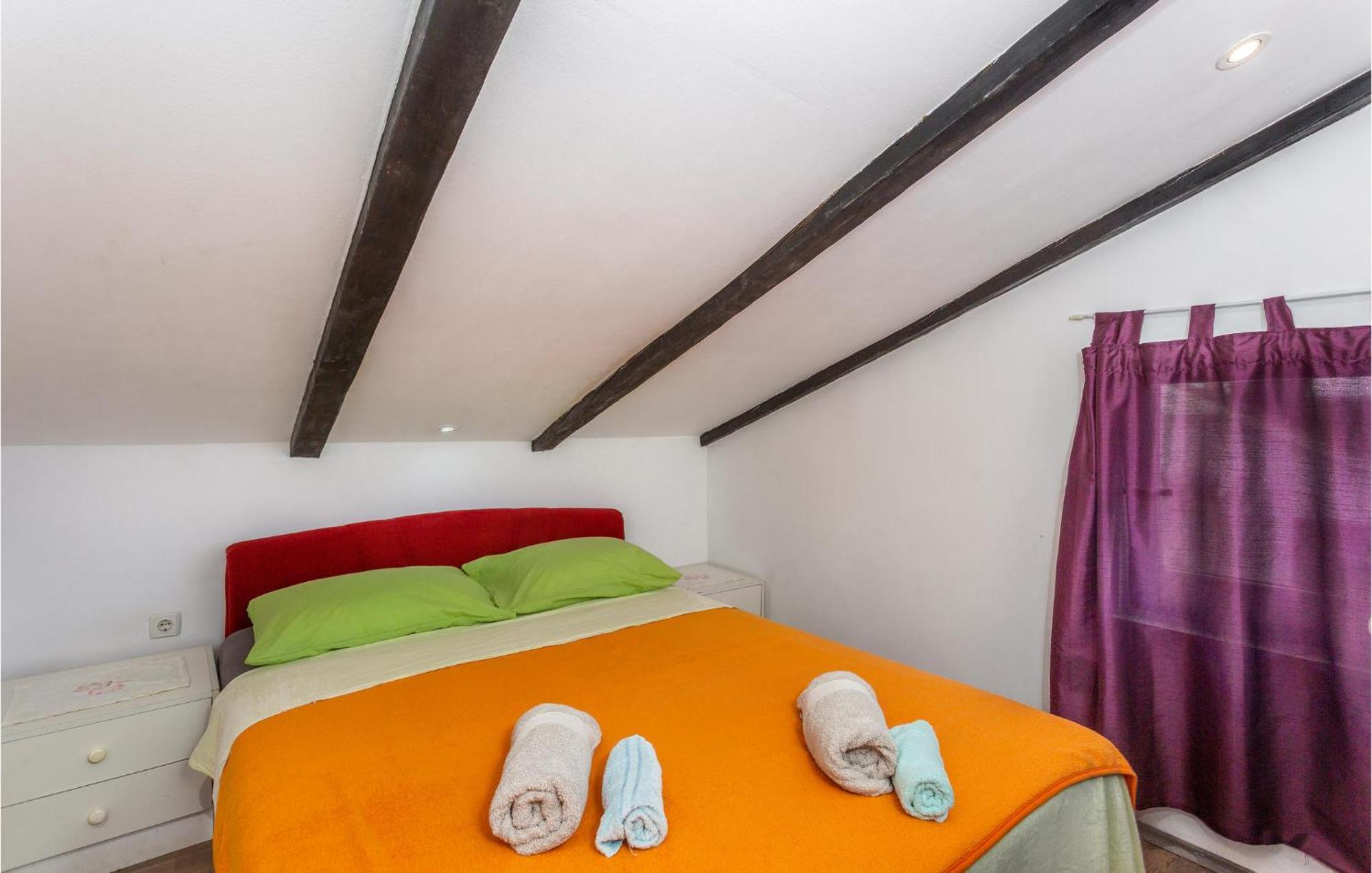 2 Bedroom Amazing Apartment In Njivice Kültér fotó