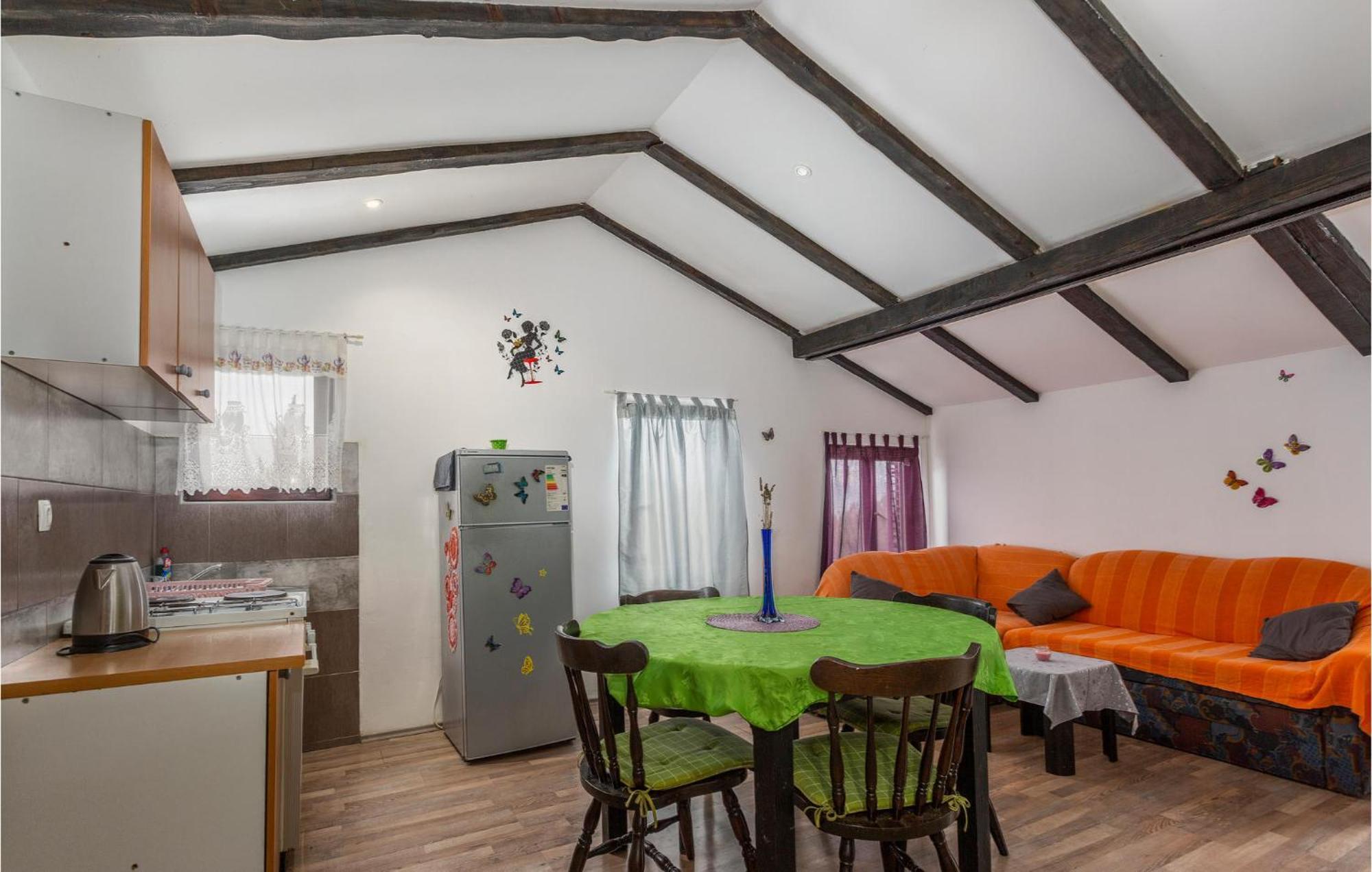 2 Bedroom Amazing Apartment In Njivice Kültér fotó
