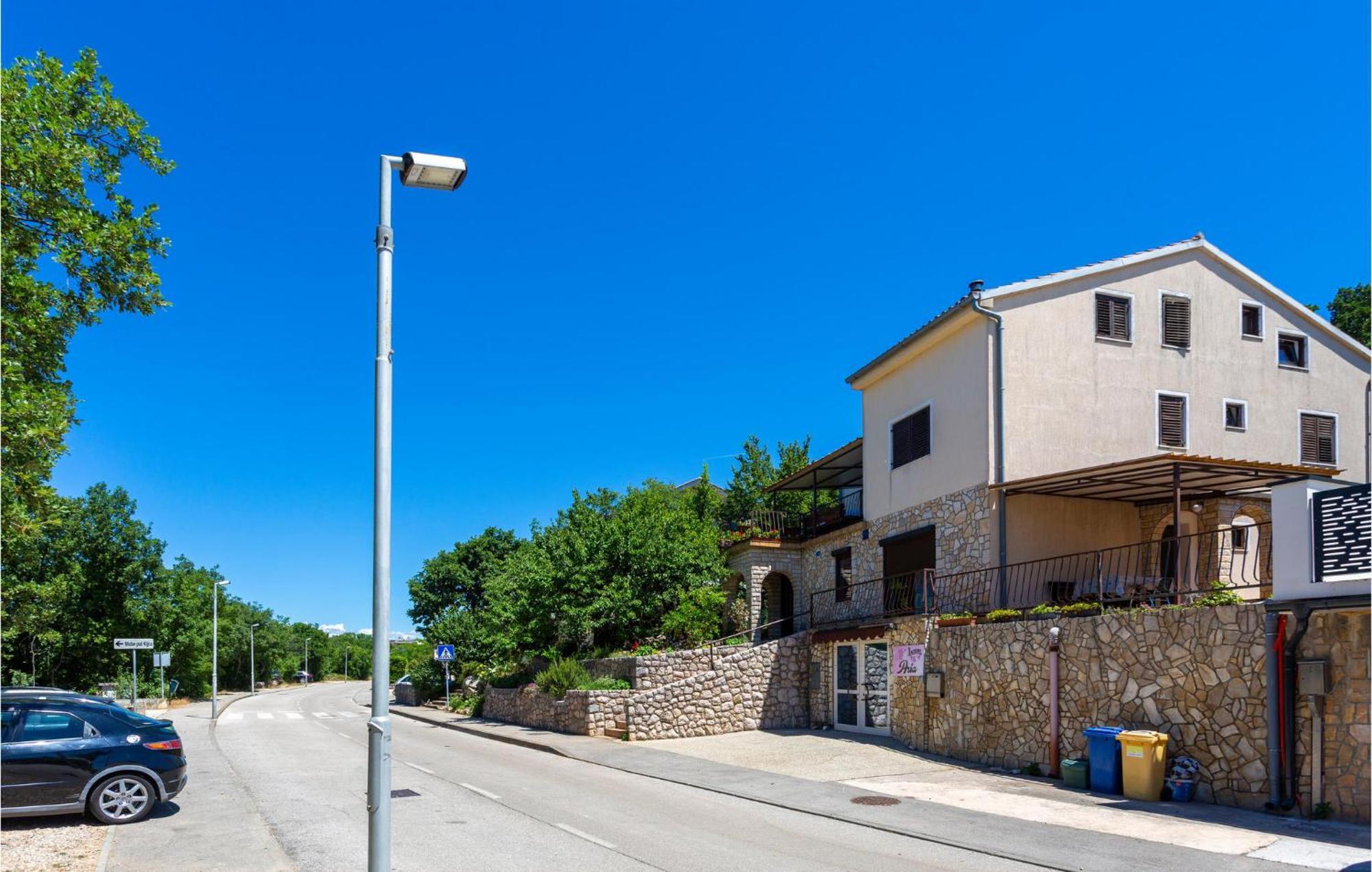 2 Bedroom Amazing Apartment In Njivice Kültér fotó