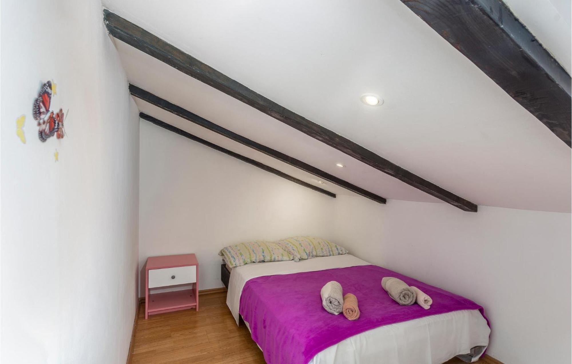 2 Bedroom Amazing Apartment In Njivice Kültér fotó