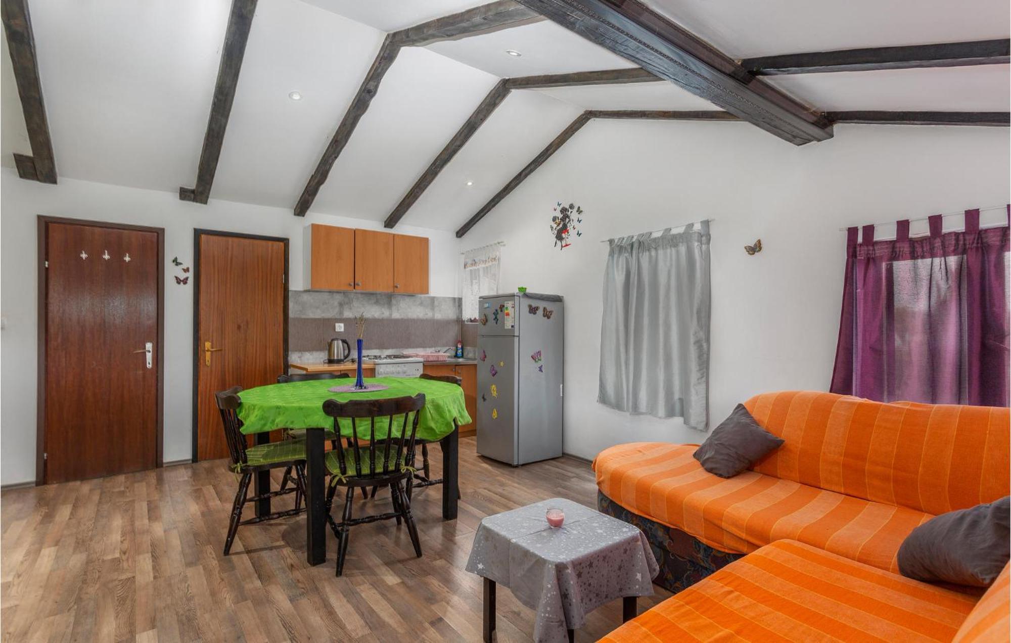 2 Bedroom Amazing Apartment In Njivice Kültér fotó